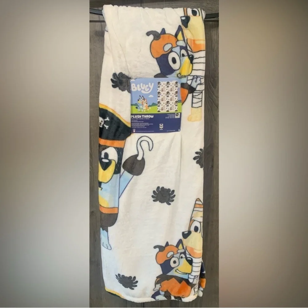 NWT Bluey Bingo Bandit Chili Heeler Halloween 50x70 Throw Blanket Tag & Hanger